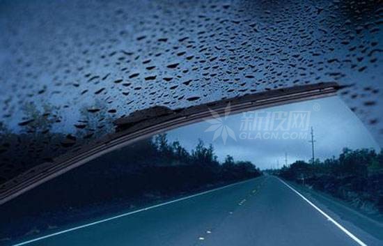 雨天保持擋風(fēng)玻璃視線不受影響主要靠雨刮