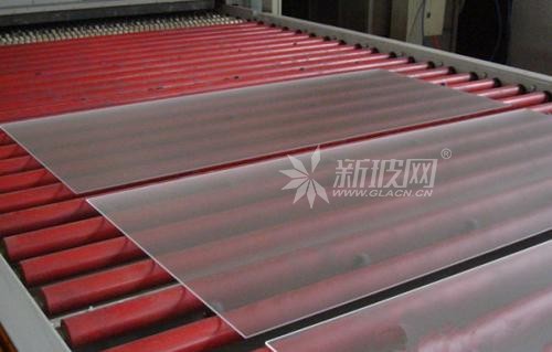 2.5毫米全鋼化連續(xù)爐投產(chǎn)實(shí)現(xiàn)太陽(yáng)能電池板更輕薄