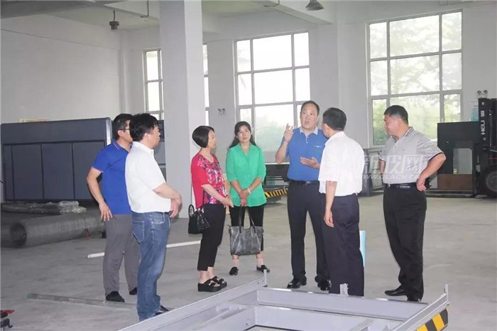 全國工業玻璃和特種玻璃國家標準化委員會委員張應語教授一行蒞臨山東方鼎調研