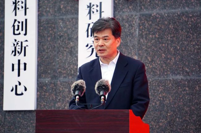 劉建華宣讀中國建筑材料聯(lián)合會賀信
