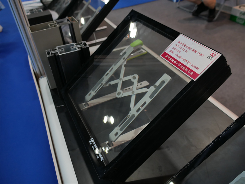 福威攜多款防火玻璃產(chǎn)品亮相廣州玻璃展