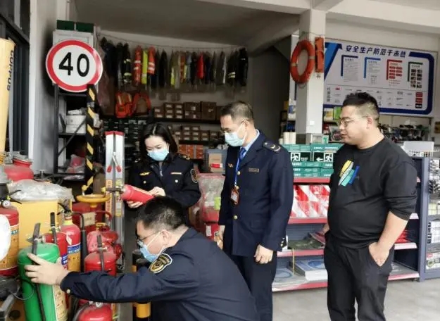 廣西北海市鐵山港區(qū)市場(chǎng)監(jiān)管局開展滅火器、防火玻璃產(chǎn)品質(zhì)量安全專項(xiàng)監(jiān)督檢查