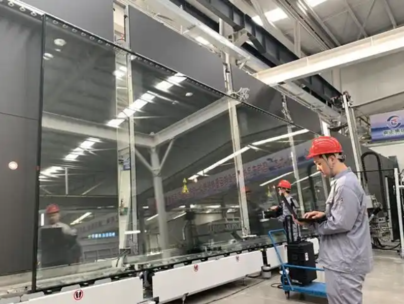 8米×3.3米！超大規格4sg玻璃在淄博下線