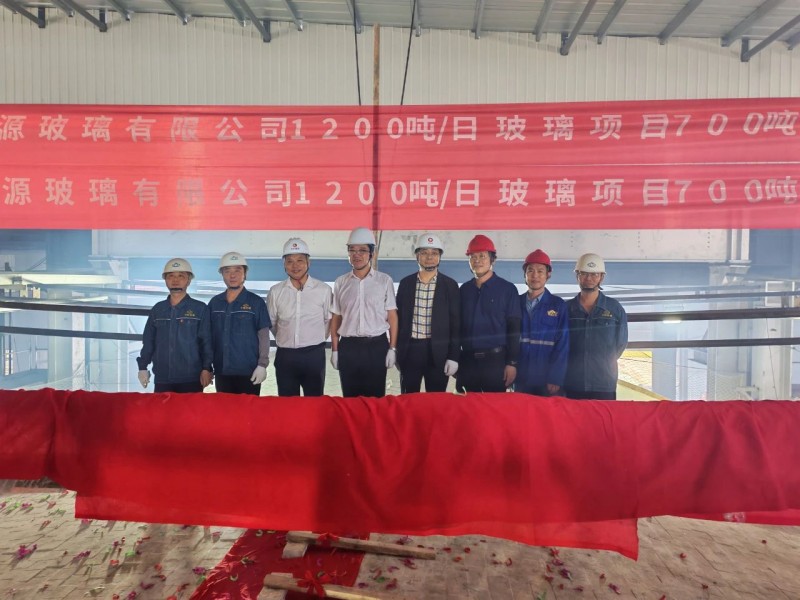 安源玻璃700噸窯爐大碹成功合攏 項(xiàng)目總產(chǎn)能1200噸/日